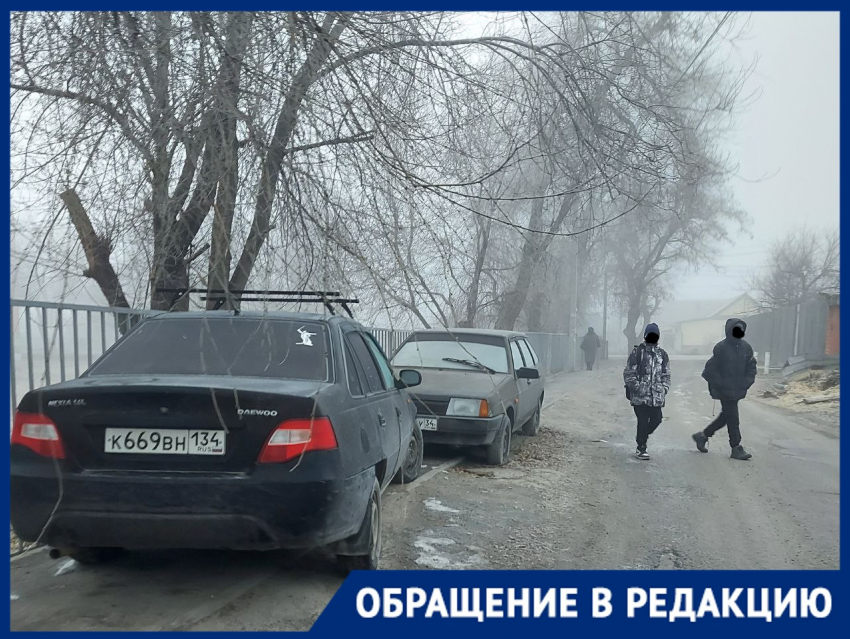 Волгоградцы с риском для жизни идут в школу из-за опасной парковки брошенных авто