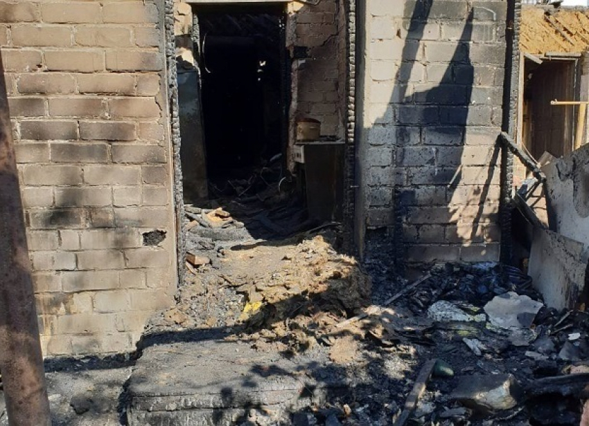 Жуткий пожар оставил без крыши над головой семью из четырех человек в Волгограде