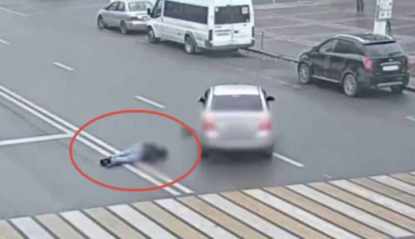 Лицом в асфальт нокаутировала волгоградку иномарка в шок-ДТП 