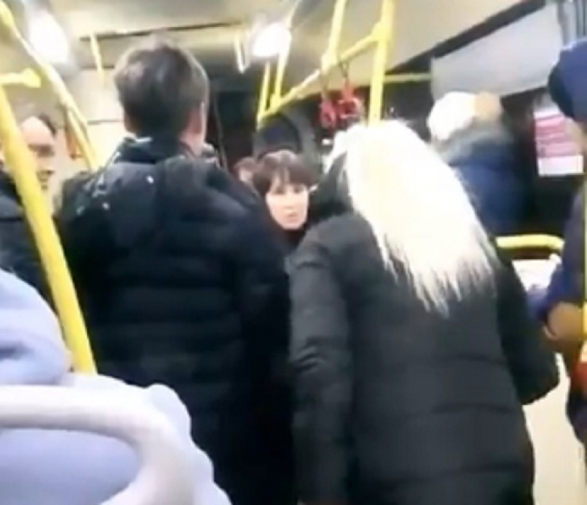 В Волгограде попала на видео драка блондинки и брюнетки в автобусе