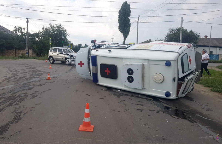 Четыре человека пострадали в ДТП с перевернувшейся скорой  в Волгоградской области
