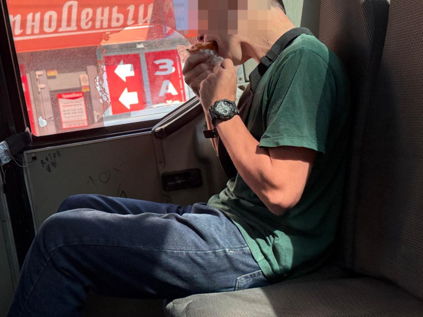 Запретить есть беляши в общественном транспорте требуют жители Волгограда 