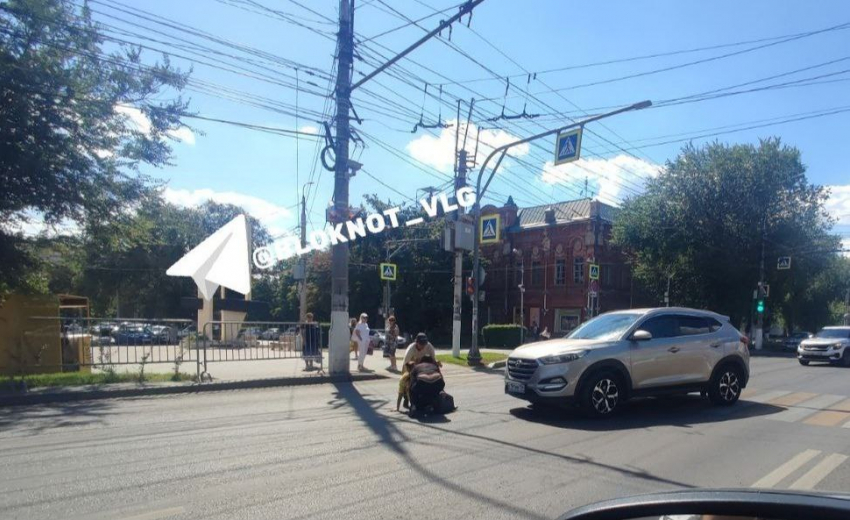 В Волгограде Hyundai с резкого поворота насадил на капот идущую по «зебре» на зеленый женщину 