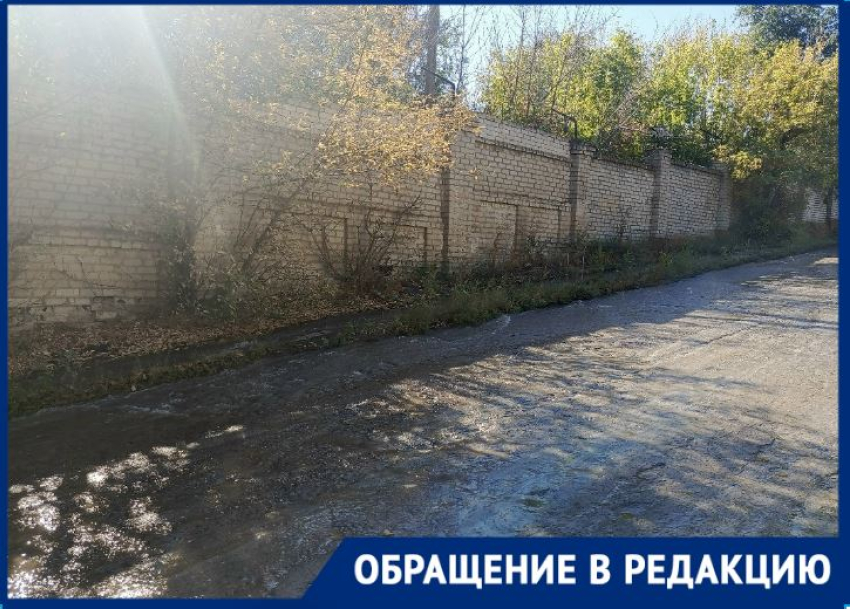 Мощный потоп вторые сутки размывает дорогу в Волгограде — видео 