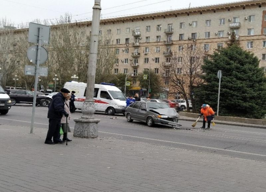 Lexus протаранил «четырнадцатую» на перекрестке на Комсомольской в Волгограде