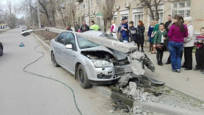 На юге Волгограда пьяный водитель выжил в страшной аварии