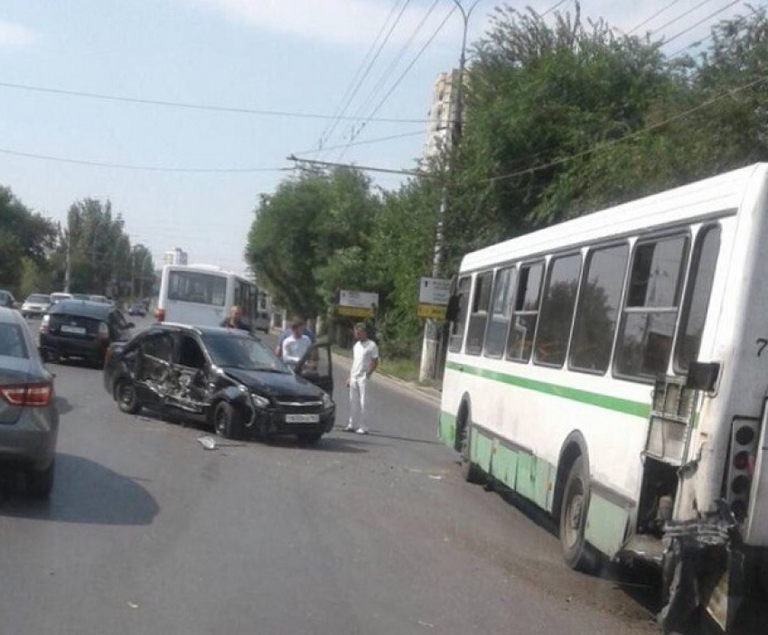 "Лада» протаранила пассажирский автобус на севере Волгограда