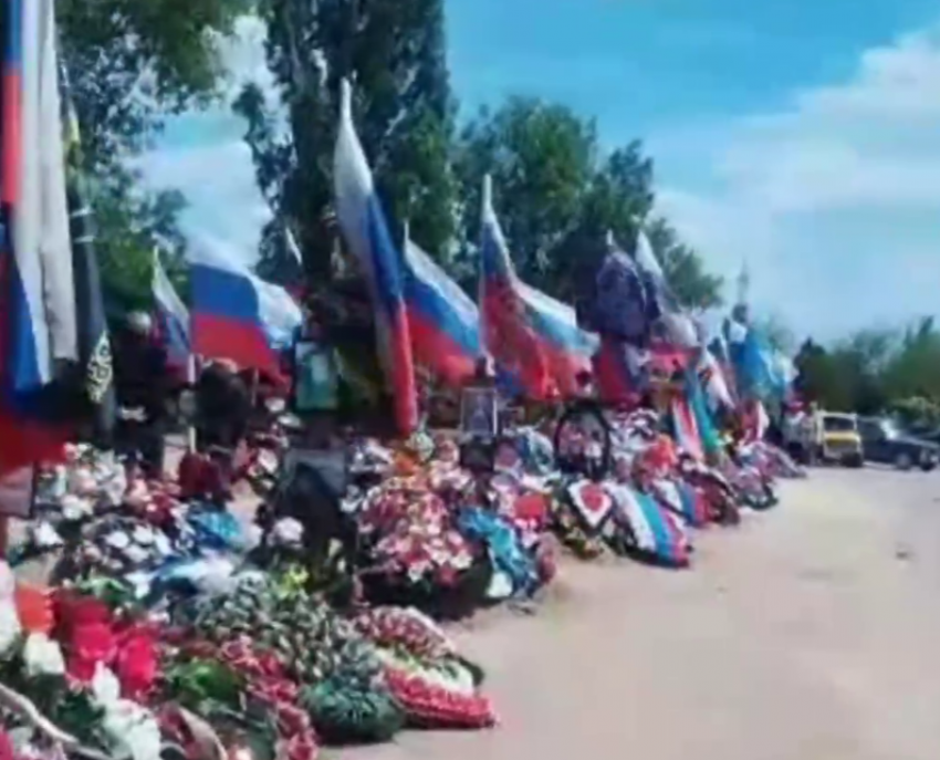 Куда ни глянь — над могилами развеваются флаги: видео волгоградского кладбища погибших на СВО
