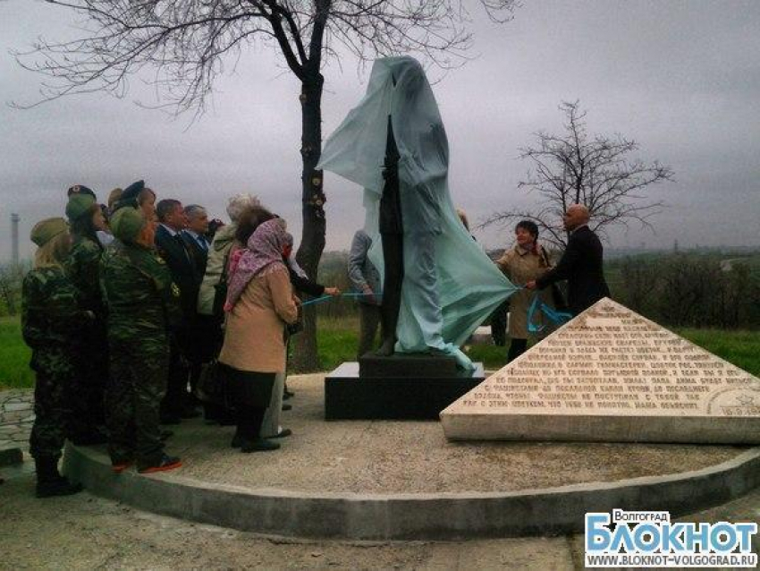 Девочка Мила вновь украсила волгоградский мемориал «Солдатское поле»