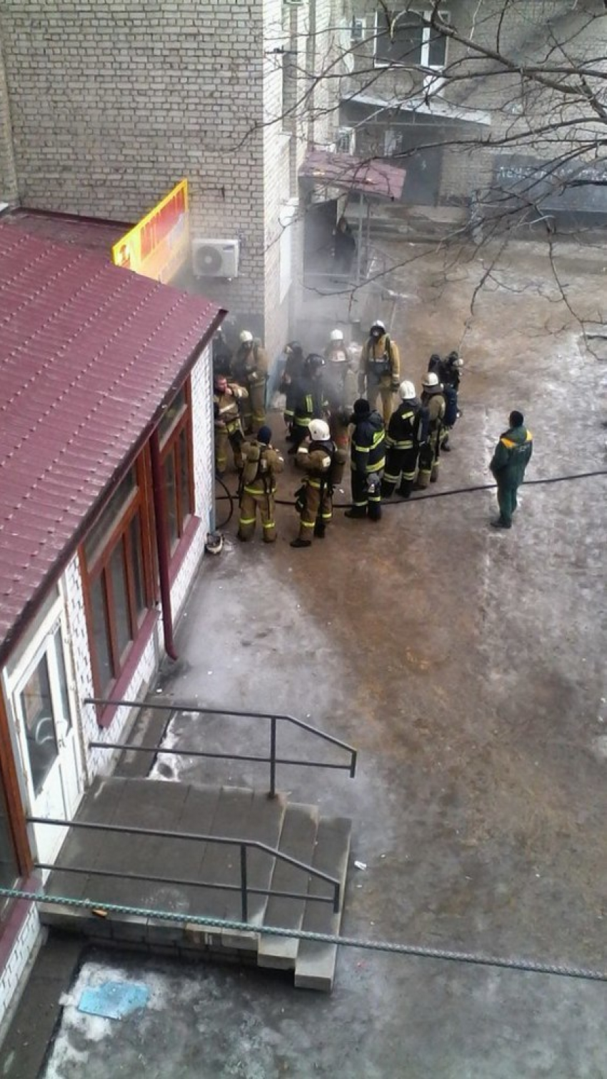 В центре Волгограда горит общежитие