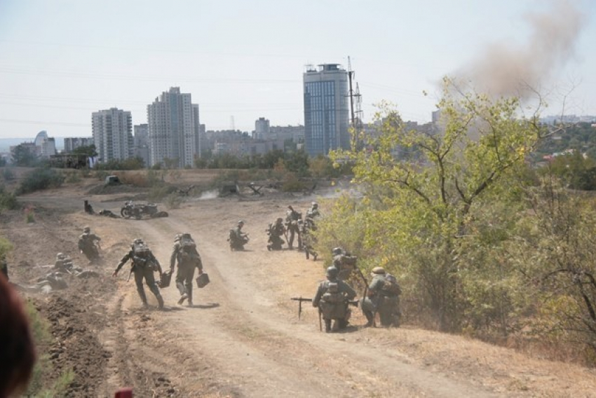 На Мамаевом кургане волгоградцы увидели фестиваль «Они сражались за Родину!» и 80-метровый триколор