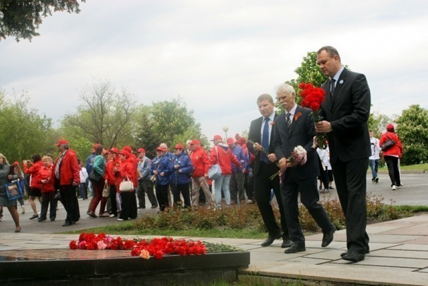  В Волгограде участники акции «Поезд Памяти» возложили цветы на Мамаевом кургане