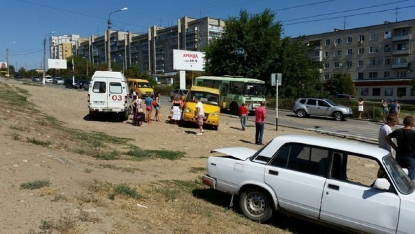 Автобус в Камышине протаранил 2 легковых авто и маршрутку