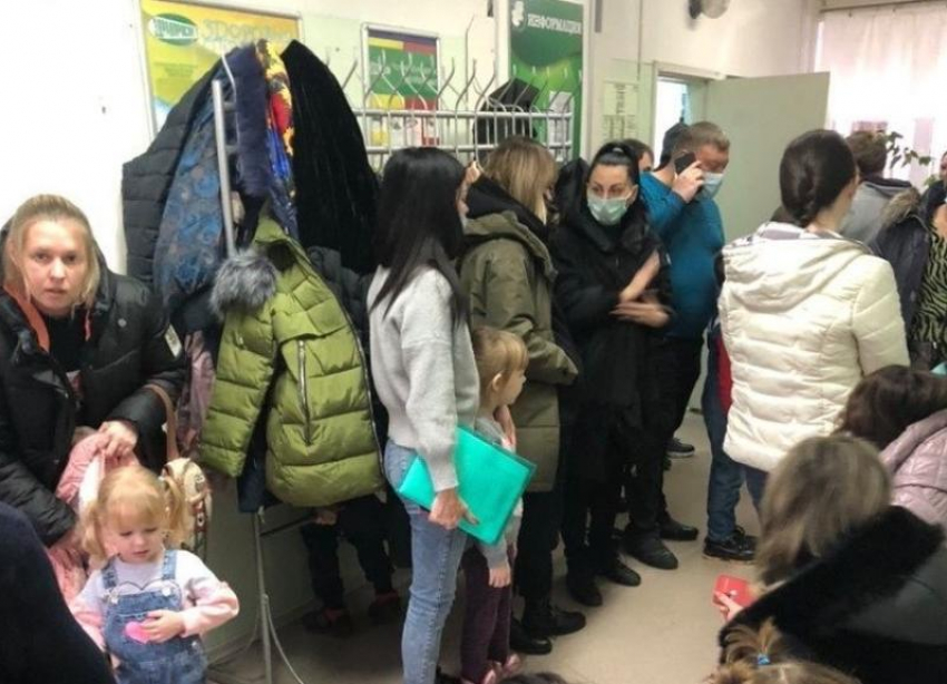 В детских поликлиниках Волгограда заканчиваются врачи 