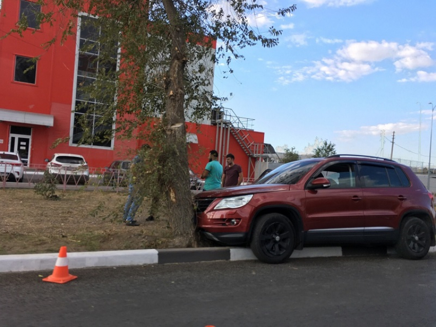 Очевидцев аварии, где пострадал 19-летний пассажир и водитель Volkswagen Tiguan ищут в Волжском
