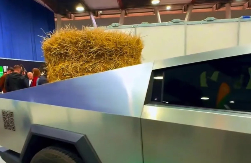 Сеном нагрузили Tesla Cybertruck на агровыставке в Волгограде