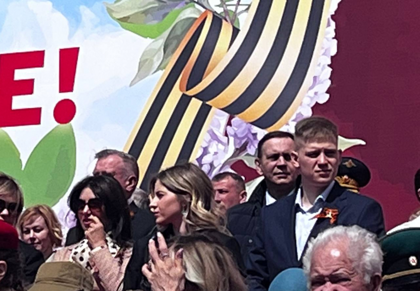 Детей губернатора Бочарова заметили на параде в Волгограде 