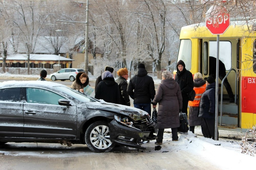 В Волгограде автоледи протаранила трамвай