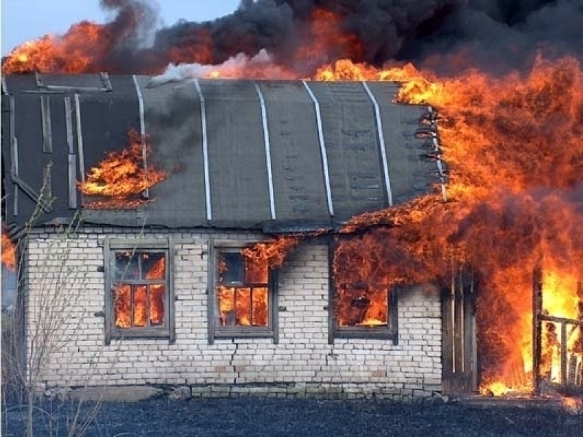 Под Волгоградом при пожаре заживо сгорели мужчина и женщина