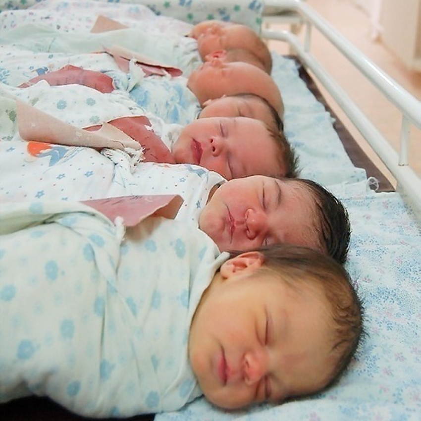 Первый день новорожденного в роддоме. Новорожденный ребенок в роддоме.