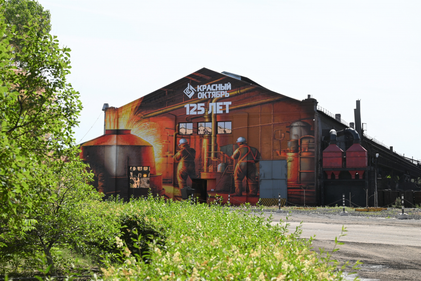Здание цеха волгоградского металлургического предприятия украсило юбилейное граффити