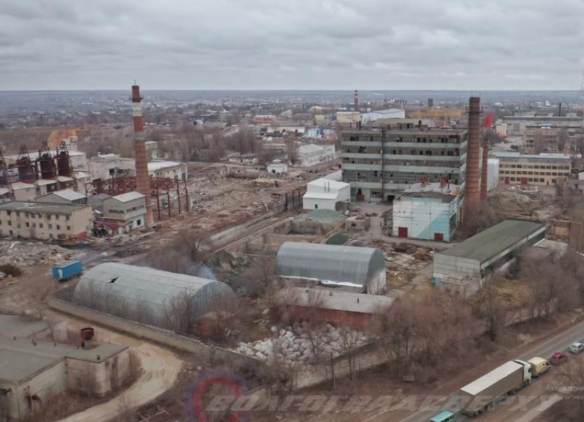 Завод, благодаря которому отстроили Сталинград после войны, показал с высоты блогер 