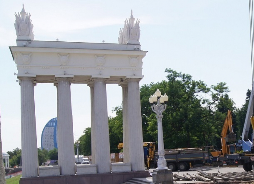 Начали обновлять колонны на центральной лестнице набережной Волгограда