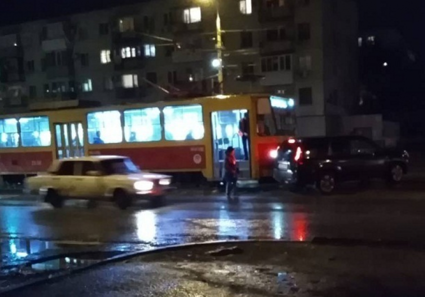 В Волгограде трамвай № 2 врезался во внедорожник