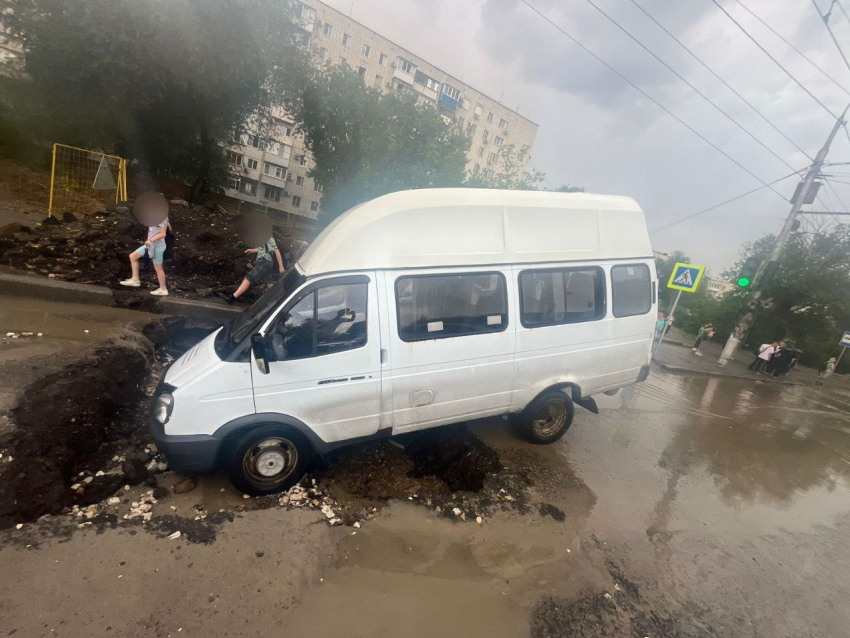 Обвал затопленной дороги с маршруткой попал на видео в Волгограде