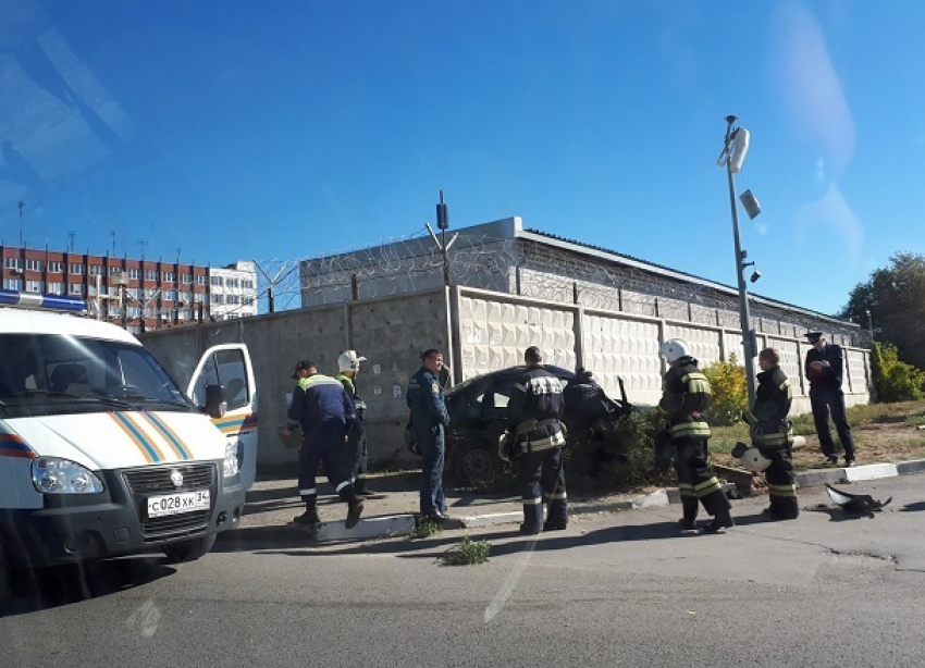 Столкновение Lada с забором УФСИН попало на видео: погиб волгоградец
