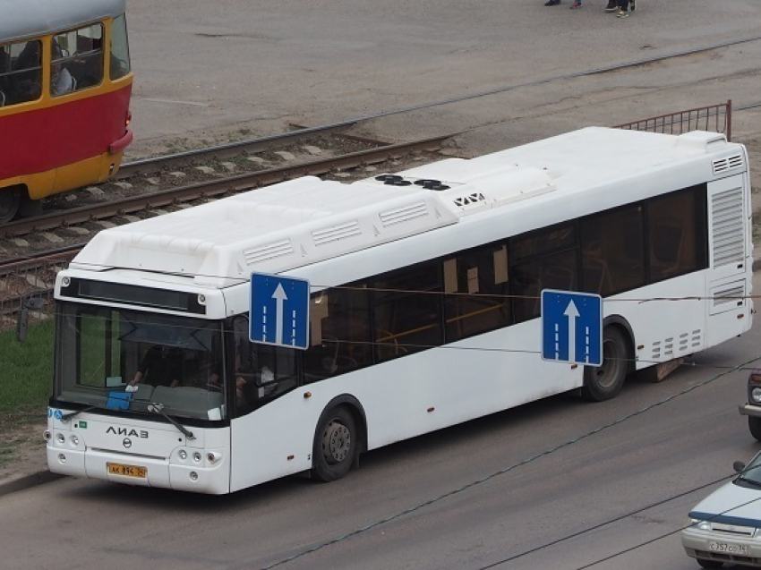 "Новый» автобус «Питеравто» потерял часть моторного отсека на дороге Волгограда