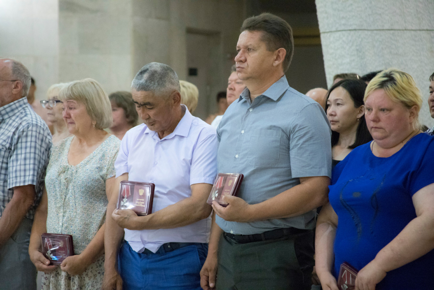 В Волгограде родственникам 10 погибших военнослужащих передали ордена Мужества