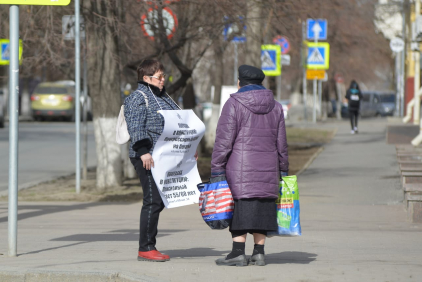 «Привязать доходы чиновников к прожиточному минимуму»: одиночный пикет у администрации Волгоградской области