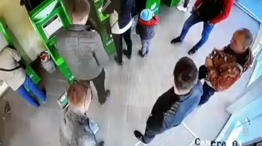 Сотрудник Сбербанка догнал грабителей и вырвал украденные деньги в Волгограде