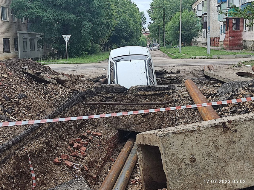 Авто провалилось в теплотрассу под Волгоградом 