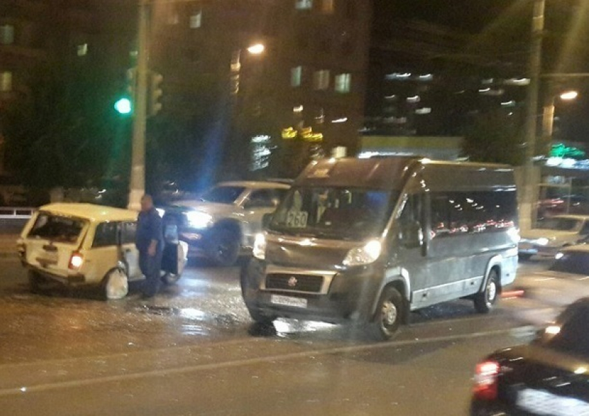 Маршрутка с пассажирами попала в сильное ДТП на севере Волгограда