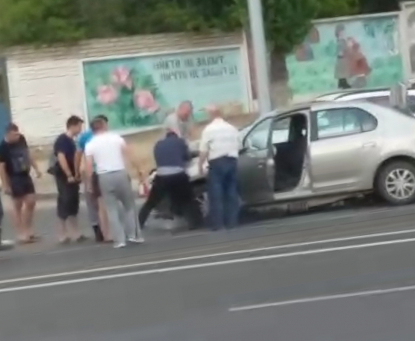  Массовое ДТП с участием четырех иномарок в Волгограде попало на видео 