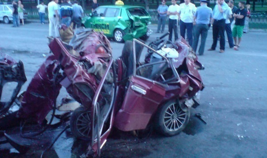 Жители Волгограда гадают, что было за ДТП с разбитым в хлам кабриолетом Porsche