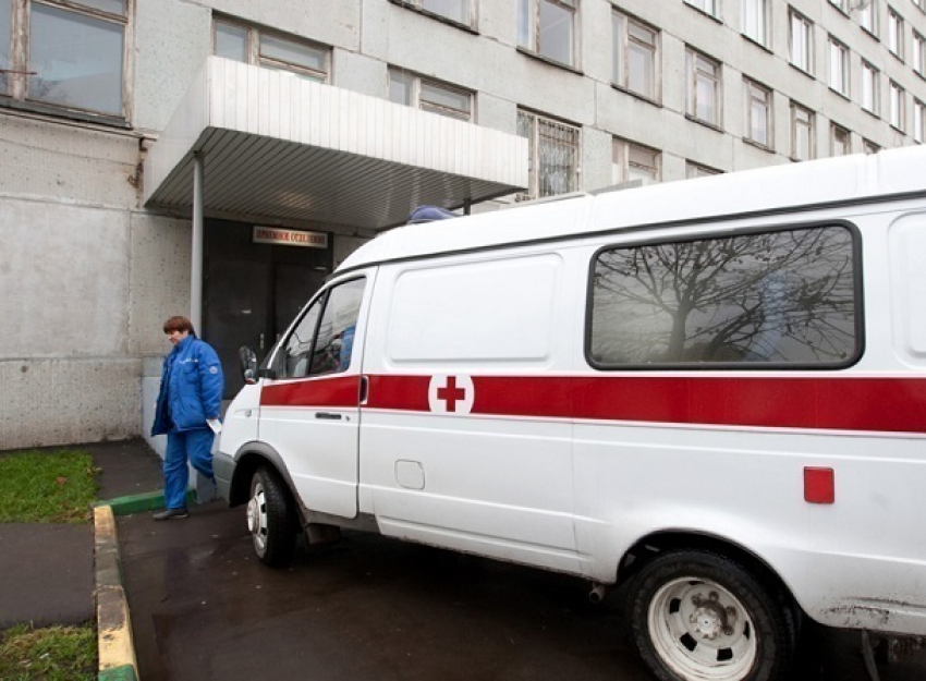 Женщина за рулем Skoda Octavia протаранила пассажирский автобус под Волгоградом: пострадали пенсионерка и ребенок