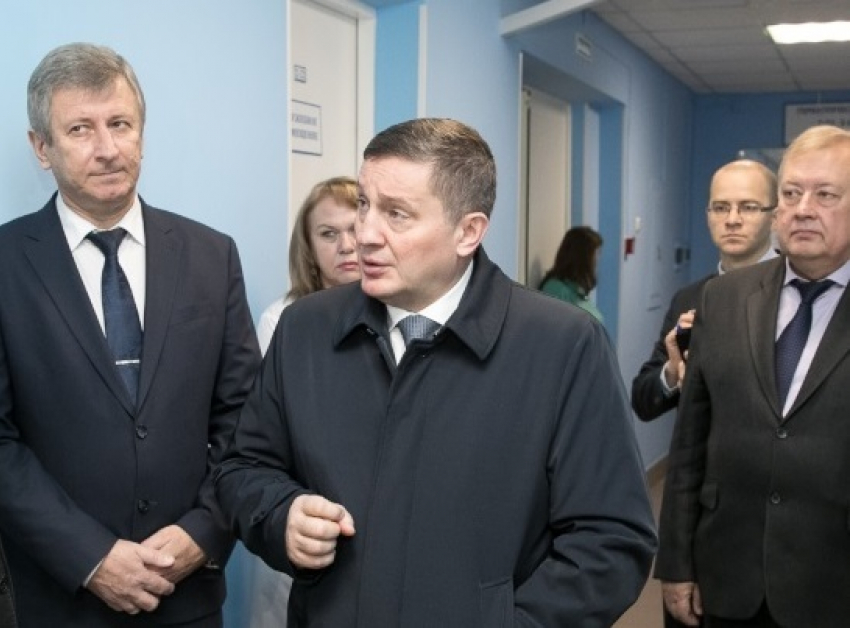 Волгоградский губернатор сходил в поликлинику