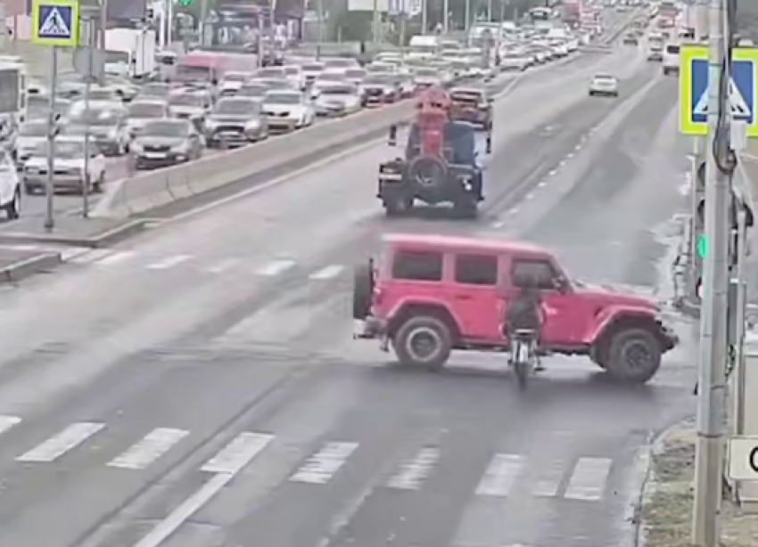 Розовый Jeep устроил ДТП в Волгограде 