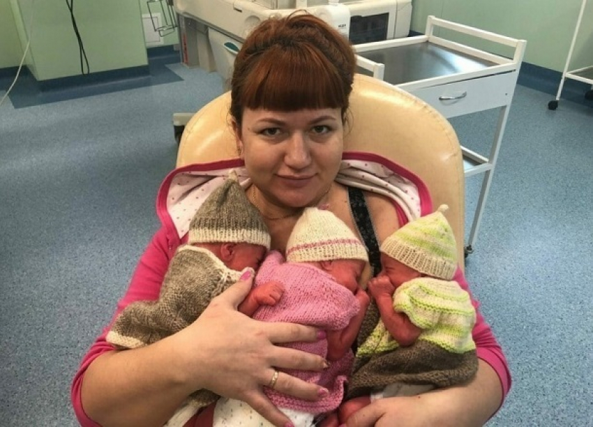 Из волгоградского перинатального центра выписали очаровательную мамочку тройняшек