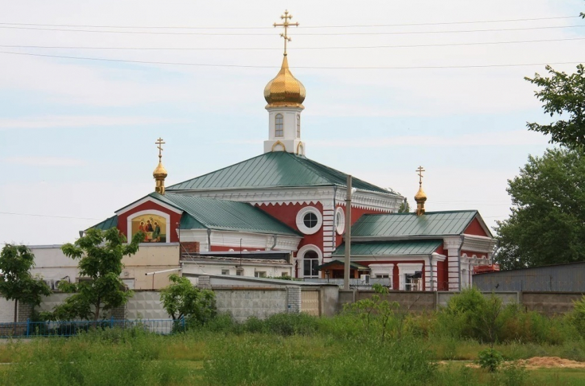 Волгоградцы возмущены  мусором возле храма и парка