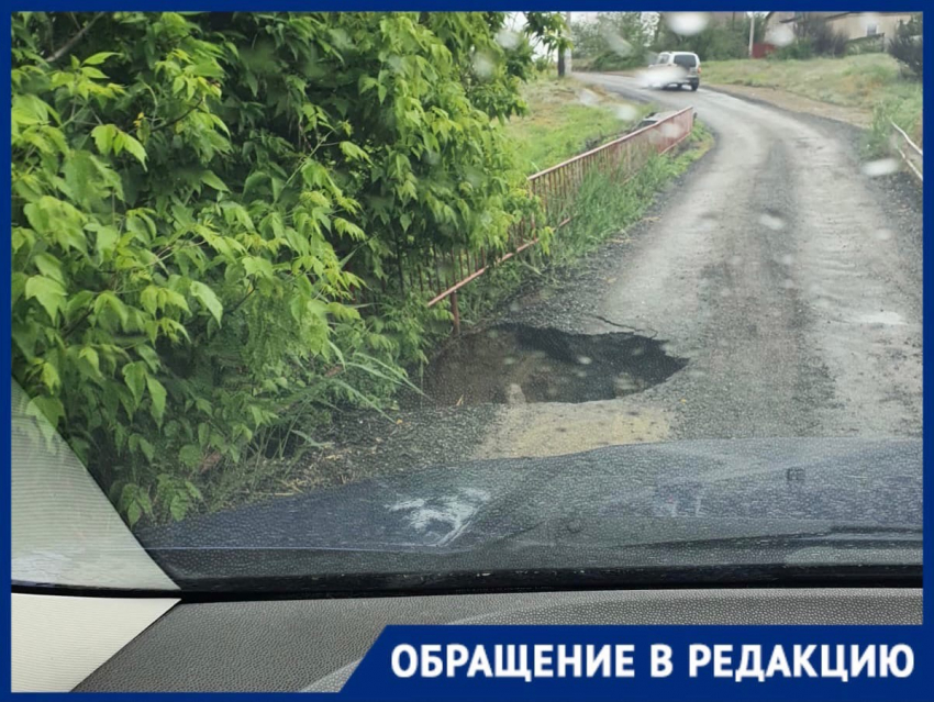 В Волгограде образовалась дыра в мосту: обвал на половину проезжей части