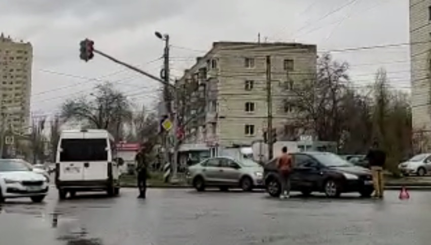 Маршрутка и легковушка столкнулись в Волгограде в утренний час пик: видео
