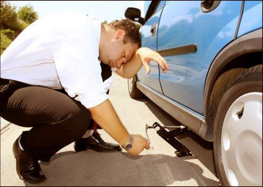 Волгоградца обокрали на 800 тысяч во время замены колеса