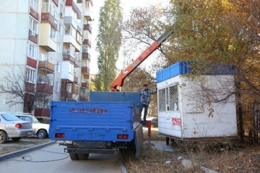 В Волгограде из Дзержинского района увезли незаконный киоск