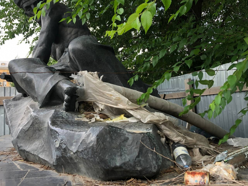 "Потрогал линейкой мусор, повздыхал и все": как выглядит реставрация братской могилы за 6 млн в Волгограде