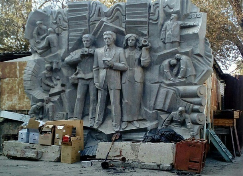 В Волгограде памятник журналистам оказался на помойке