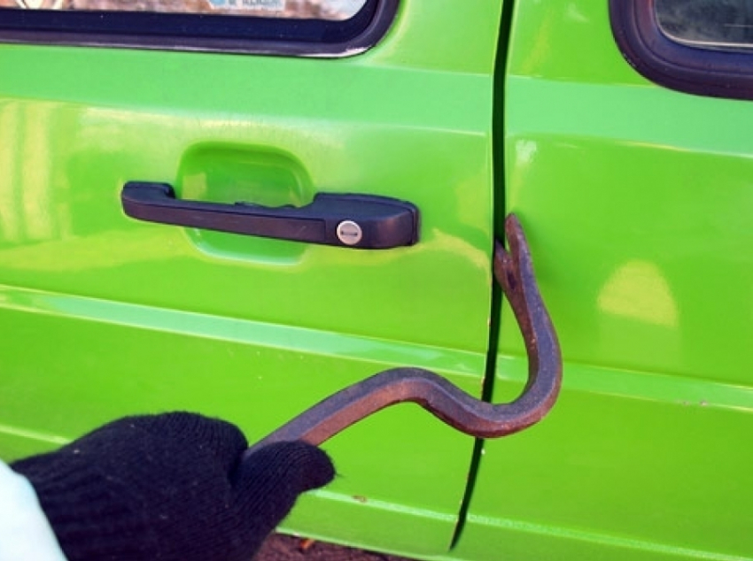 В Волгограде виновник тройного ДТП скрылся и заявил об угоне его авто